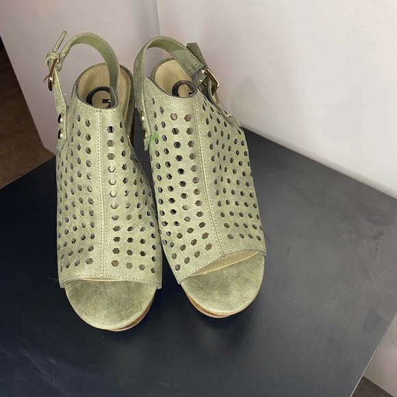 Guess Peep Toe Block Heels in Olive  - size 5.5 - Picture 2 of 8